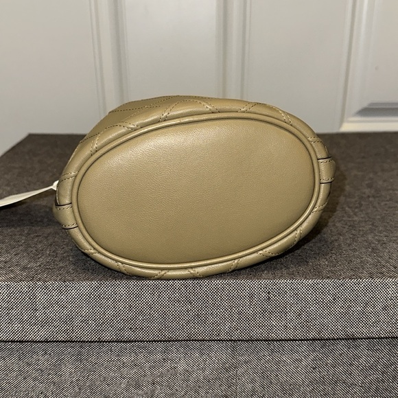 NWT Tory Burch Fleming Soft Bucket Small Bag. Pebblestone. - Picture 5 of 6